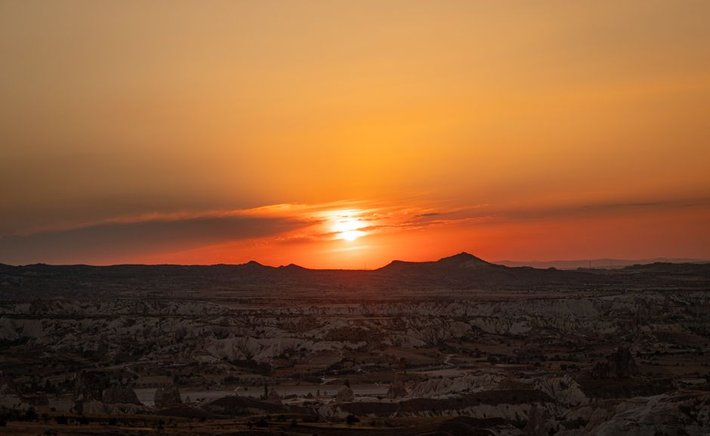 The Golden Hour Gospel: Why Valleys Glow Differently at Sunset